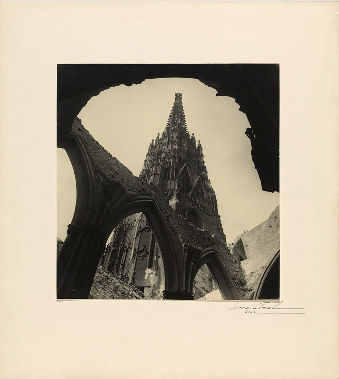 Lucca Chmel: „Blick durch das eingebrochene Gewölbe auf den Stephansturm", Blick auf Südturm von Innen, 1945, Wien Museum 