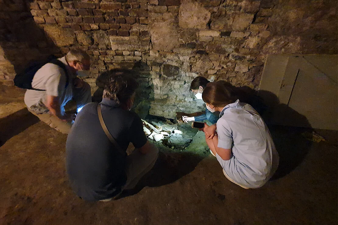 Die Mulde und Fundstelle der Tarn- und Flugschriften wird vom Denkmalamt, der Wienbibliothek und der Stadtarchäologie inspiziert. Foto: Constance Litschauer, Stadtarchäologie Wien  