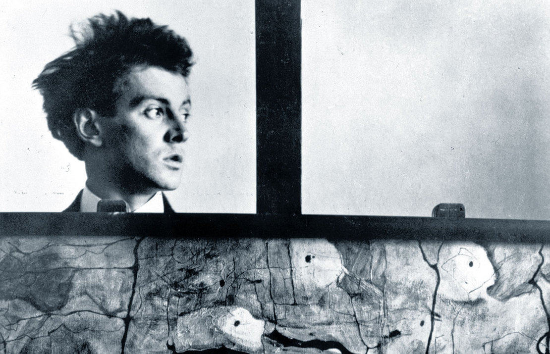 Egon Schiele mit seinem Gemälde „Winterbaum“, anonyme Fotografie, Wien Museum 