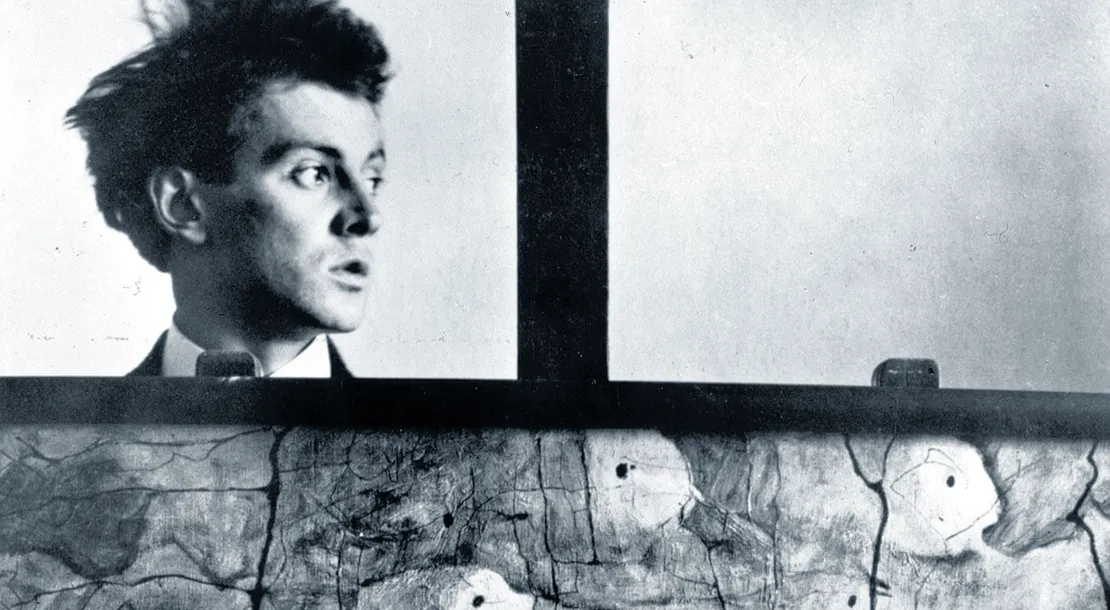 Egon Schiele mit seinem Gemälde „Winterbaum“, anonyme Fotografie, Wien Museum