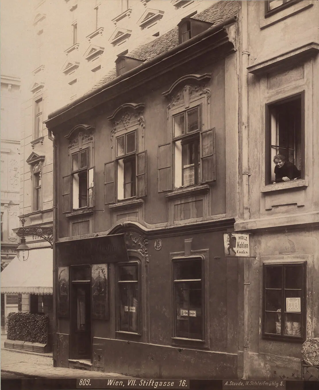 Das Haus, in dem später das Gasthaus Neumann betrieben wurde, Stiftgasse 16, um 1901, Foto: August Stauda/Wien Museum  