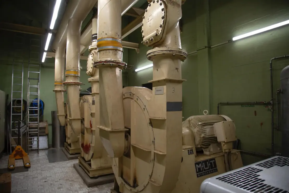 Drei Staubsauger sind für die Müllabsaugung verantwortlich, einer pro Block. Foto: Leart Krasniqi  