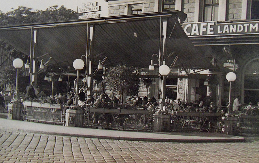 Schanigarten des Café Landtmann. Der Architekt Clemens Holzmeister kritisierte 1927 den „Schweizerhäusllaubenzauber" bei den Gastgärten der großen Ringstraßencafés. Undatierte Fotografie, Wien Museum