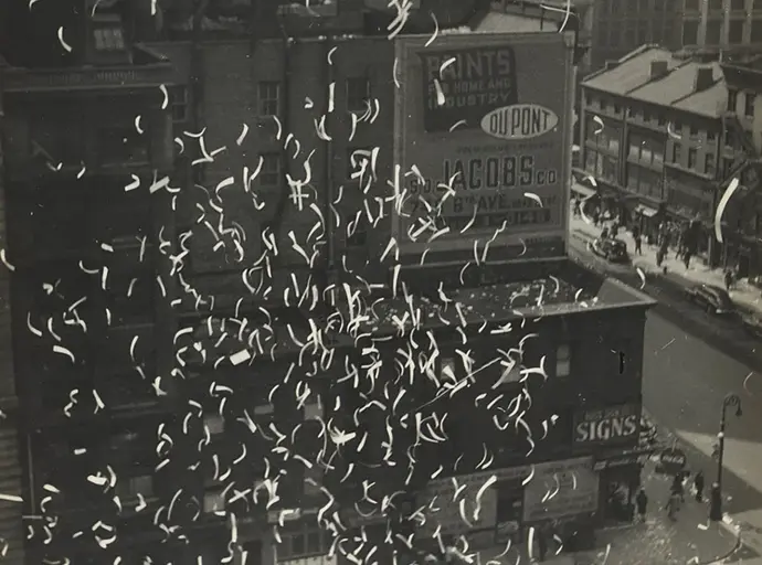 Robert Haas: Jubel über das Kriegsende in New York (Ausschnitt), 8. Mai 1945, Wien Museum, Inv.-Nr. 301557/7 Rückkehrberichterstattung in der US-amerikanischen Exilpresse