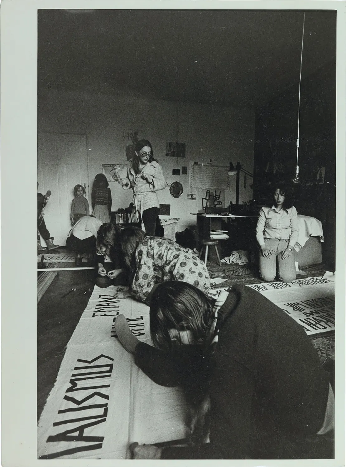 Die „Aktion unabhängiger Frauen“ bereitet Transparente für eine gemeinsame Demonstration linker Gruppen am 1. Mai 1975 vor, Foto: Walter und Burgi Hirsch, Wien Museum, Inv.-Nr. 300236/1  