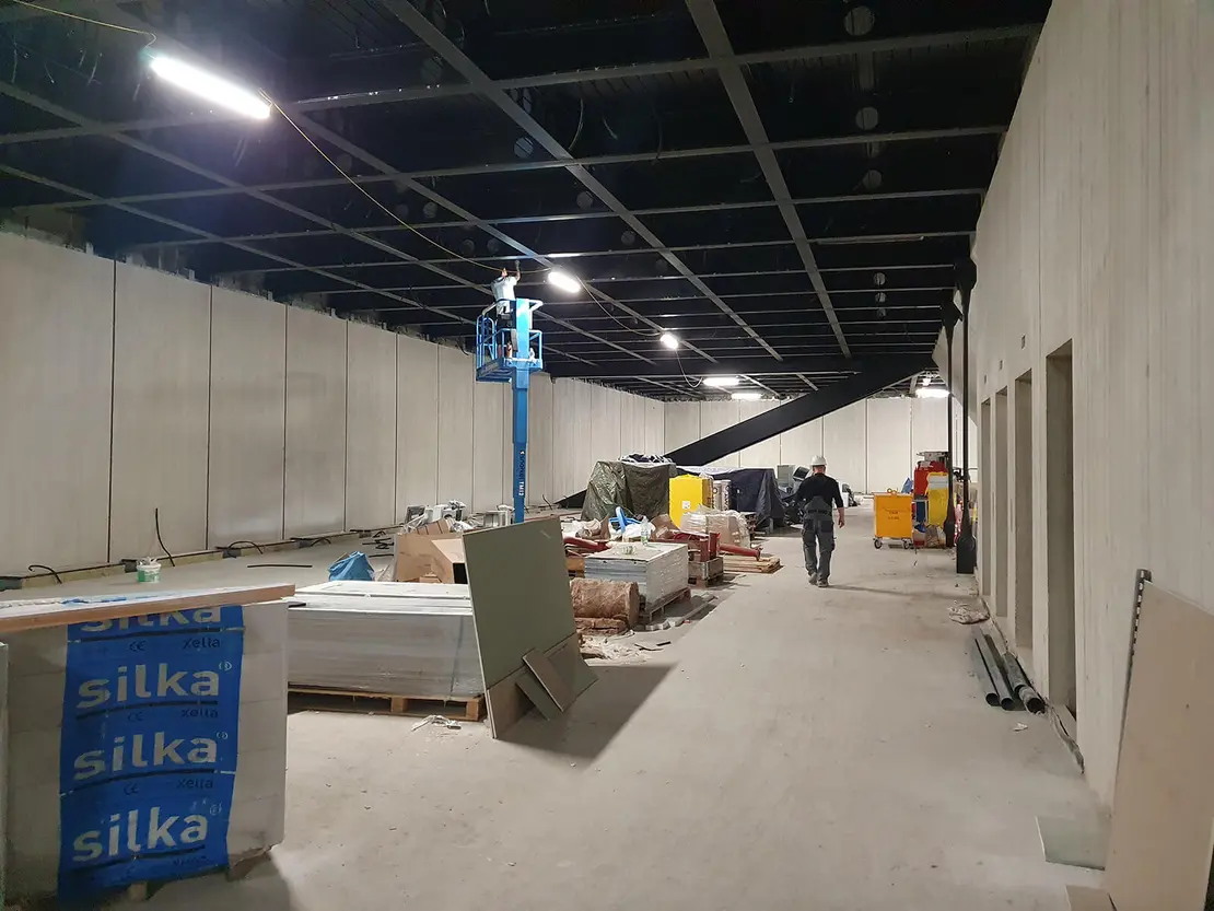 Blick ins Innere des neuen Schwebegeschoßes, wo in Zukunft die Sonderausstellungen gezeigt werden.  