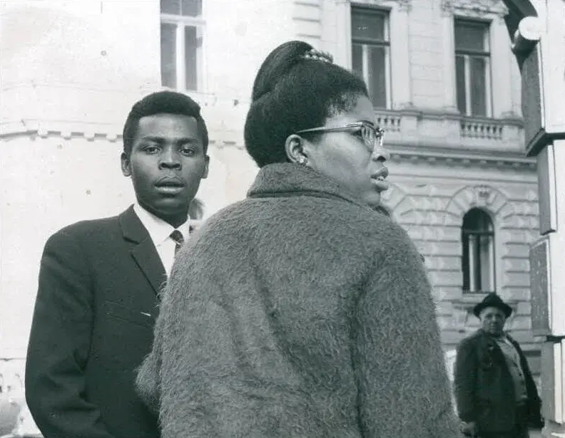 PASUA-Aktivist:in Abayomi D. Babajide und Unokanma Okonjo während des Go-Ins in das Sozialministerium in Wien, 1964 © KURIER /Fred Riedmann  