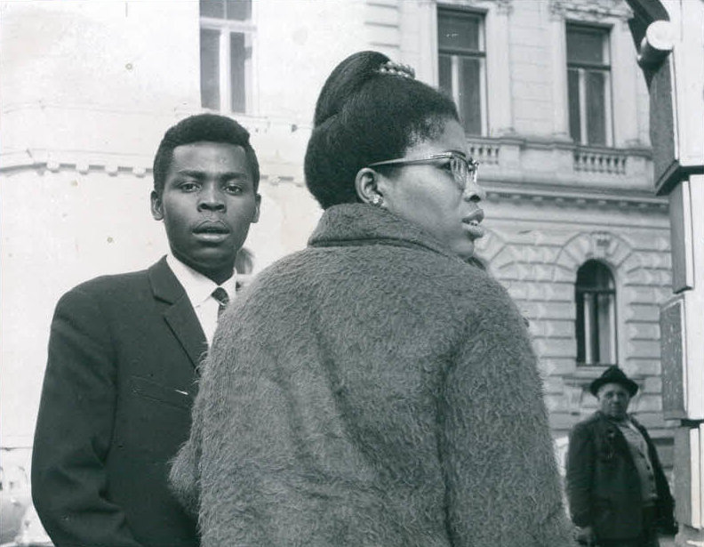 PASUA-Aktivist:in Abayomi D. Babajide und Unokanma Okonjo während des Go-Ins in das Sozialministerium in Wien, 1964 © KURIER /Fred Riedmann 
