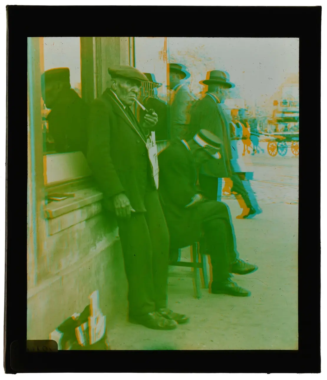 Karl Pollak, Zeitungsverkäufer u. Dienstmann, Anaglyphenbild (Glas), um 1932, Pollak-Negativverzeichnis: Moment und Straßenszenen 7, Wien Museum, Inv.-Nr. 181433/2  