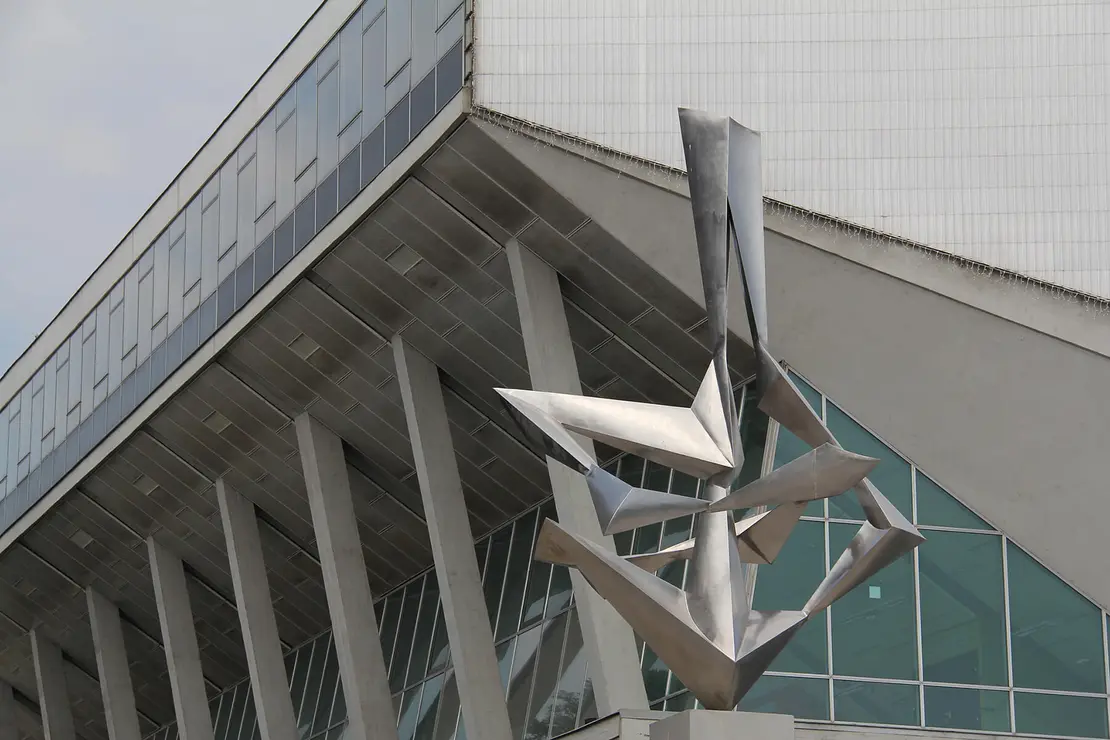 Plastik „Bewegung“ von Wander Bertoni, 1956–1958. Rostfreier Stahl, 1150 Wien, Stadthallenareal, Aufnahme aus 2018, Foto: Christian Hlavac  