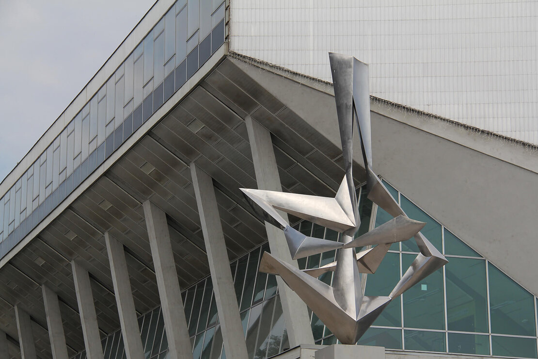 Plastik „Bewegung“ von Wander Bertoni, 1956–1958. Rostfreier Stahl, 1150 Wien, Stadthallenareal, Aufnahme aus 2018, Foto: Christian Hlavac