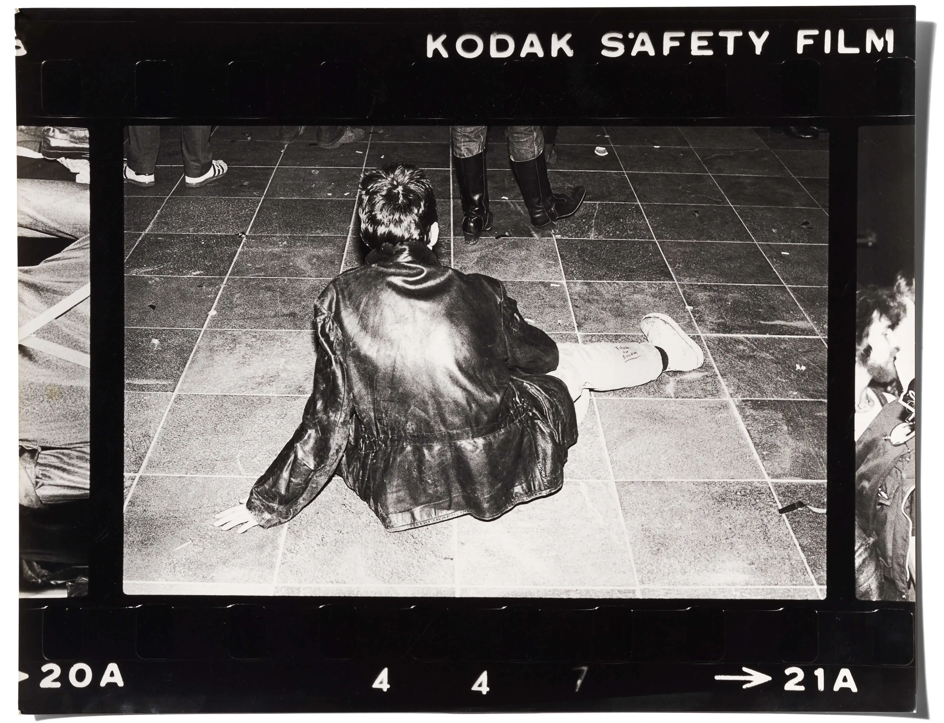 „Ein Bild vom DAF-Konzert im 20er Haus im Arsenal. Im Vordergrund ein deutscher Punk. Einige deutsche Punks sind damals mit der Band mitgereist ist. Die deutschen Punks waren erwachsener, wir eher kindischer, dafür aber auch freier.“  