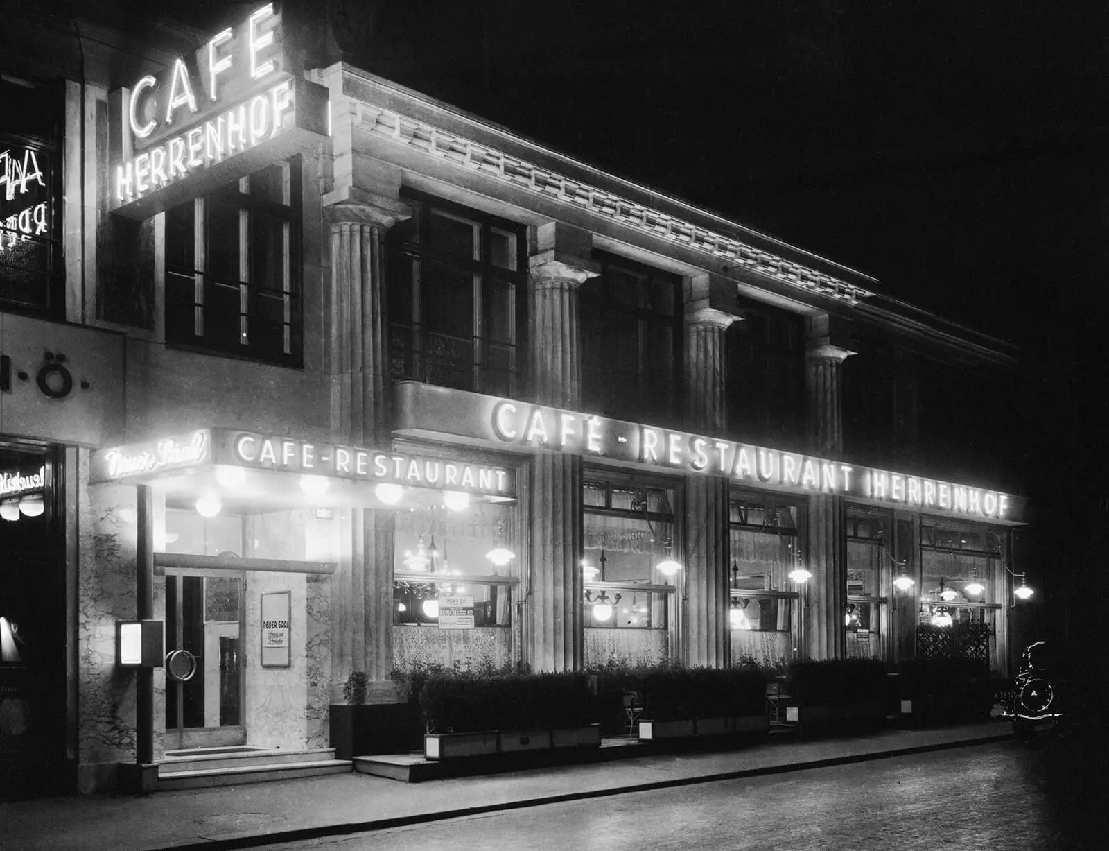 Das Café Herrenhof, 1937, Foto: Austrian Archives / brandstaetter images / picturedesk.com