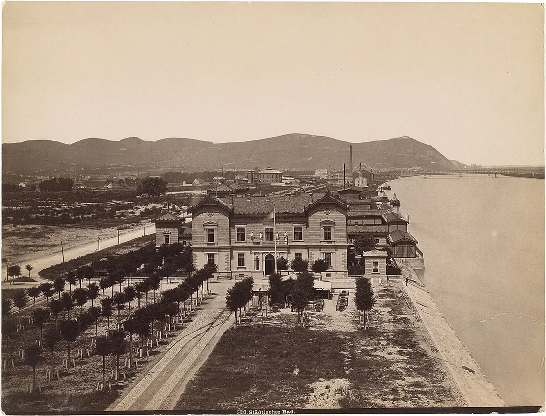 Städtisches Bad am heutigen Mexikoplatz. Das „Kommunalbad“ (1876-1914) verfügt über fünf Schwimm- und Vollbadeabteilungen. Foto: Michael Frankenstein & Comp., Wien Museum, Inv.-Nr. 1065123/37