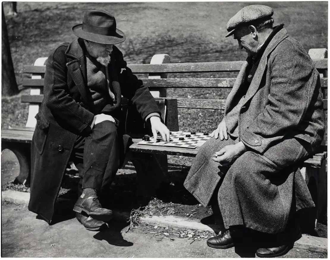 Lilly Joss: Serie „Frühling im Central Park“: Mühlespieler, New York, erschienen in: LIFE 24. April 1944, Wien Museum