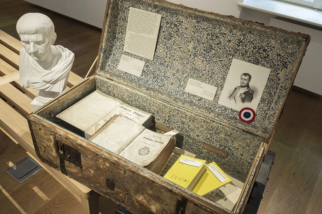 Ausstellungsansicht Beethoven Museum (Koffer mit Literatur, Napoleon, Büste Lucius Brutus), Foto: Till Martin/Wien Museum