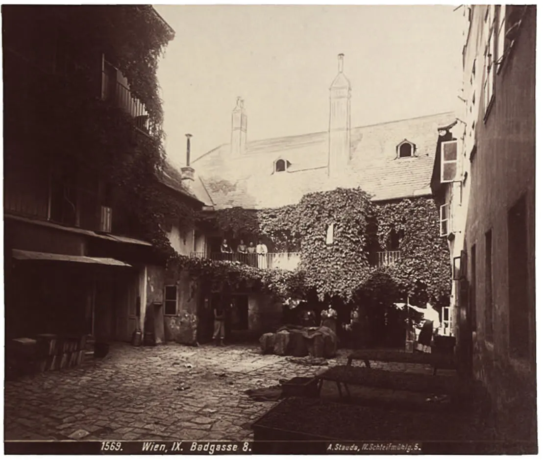 9., Badgasse 8, Pawlatschenhof (abgebrochen), Fotografie von August Stauda, um 1900, Wien Museum
