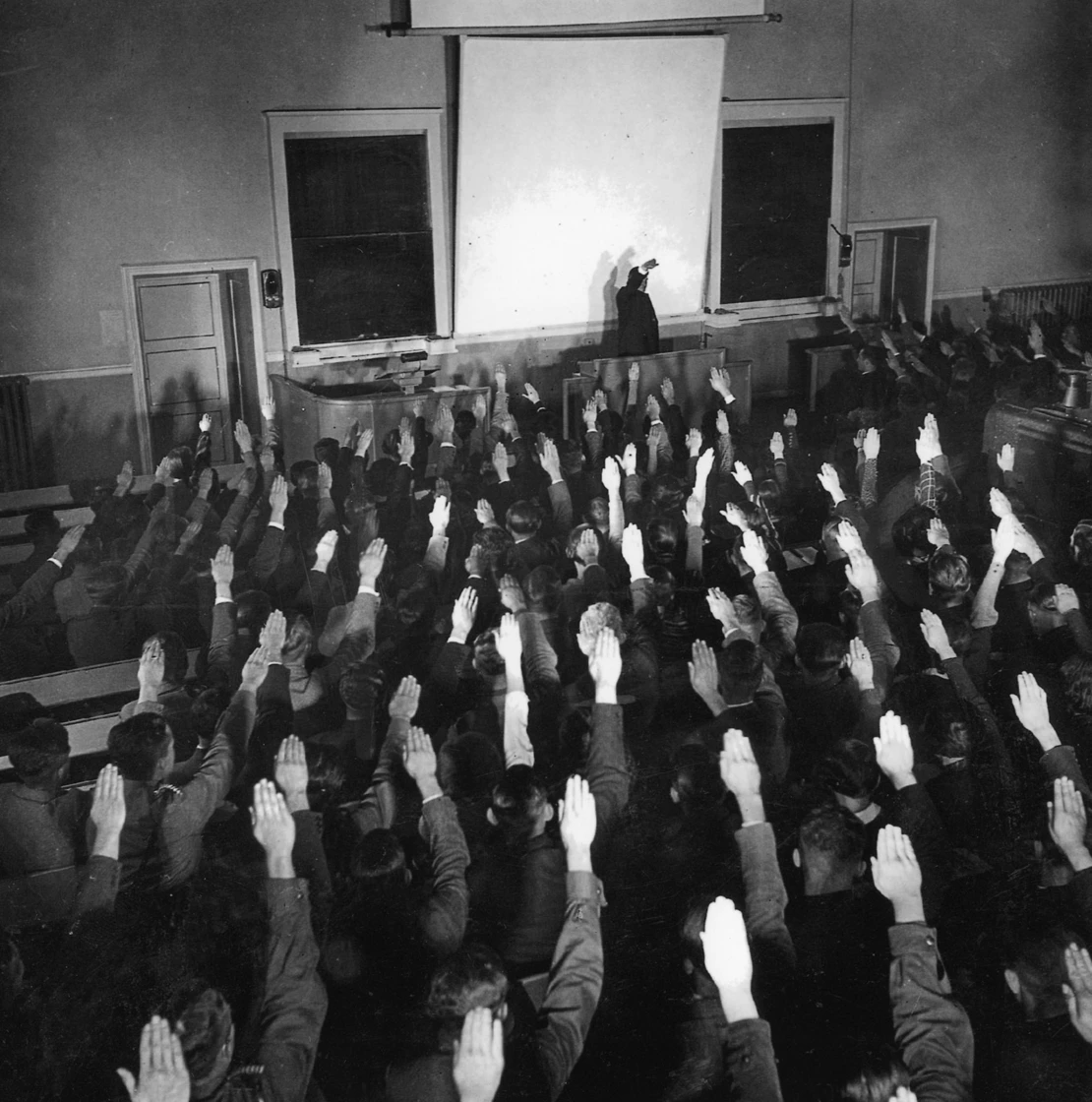 Hitlergruß in einem Vorlesungssaal der Berliner Friedrich Wilhelm-Universität (heute: Humboldt Universität) anlässlich eines Vortrags von Walter Jaensch, einem Mediziner und hochrangigen SS-Funktionärs, 1930er Jahre. Foto: Scherl / SZ-Photo / picturedesk.com  