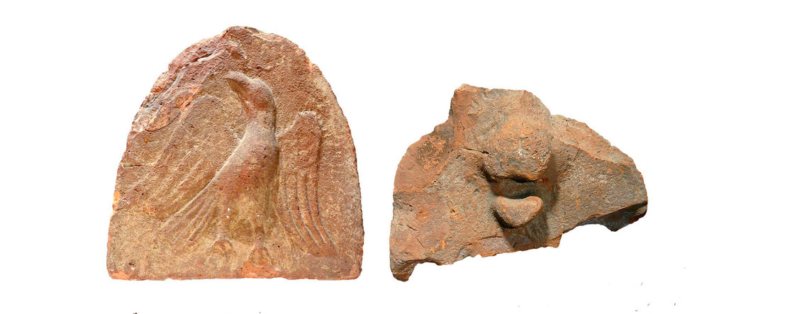 Fünf der 41 gefundenen Antefixe aus Vindobona weisen das Adler-Motiv auf (links), nur eines hingegen einen Löwenkopf (rechts). Foto: Regula Künzli/Martin Mosser 