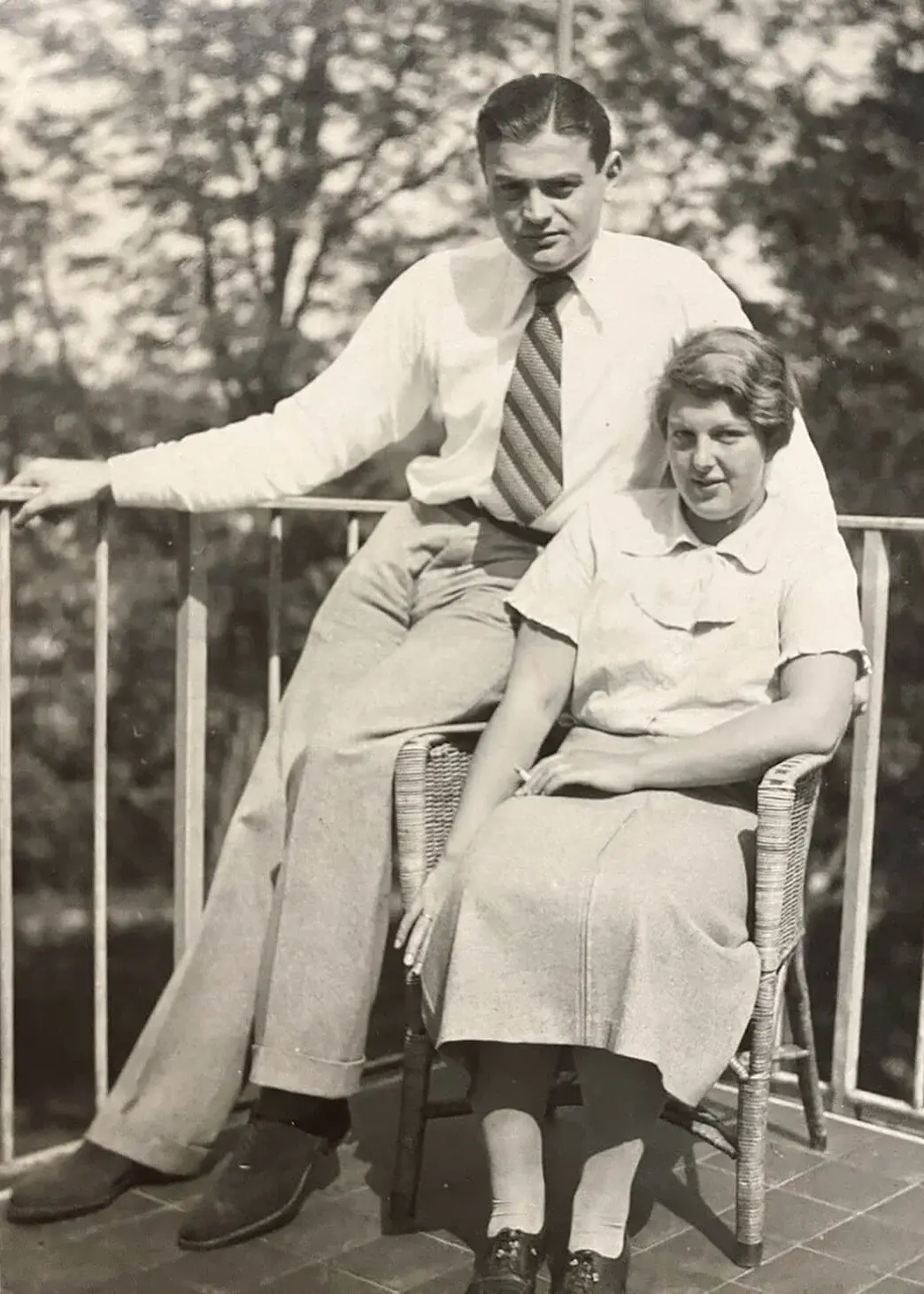 Tochter Helene mit ihrem Mann Rudolf Sternschein auf dem Balkon des Mädchenzimmers, ca.1934, Privatsammlungen Nachfahren Familie Beer  