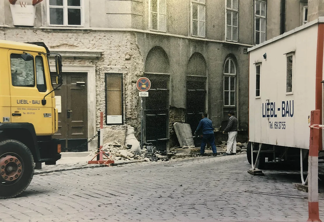 Die Sanierung der Fassade des Uhrenmuseums führt zur Entfernung des Regulators, Foto von Rupert Kerschbaum, September 1999  