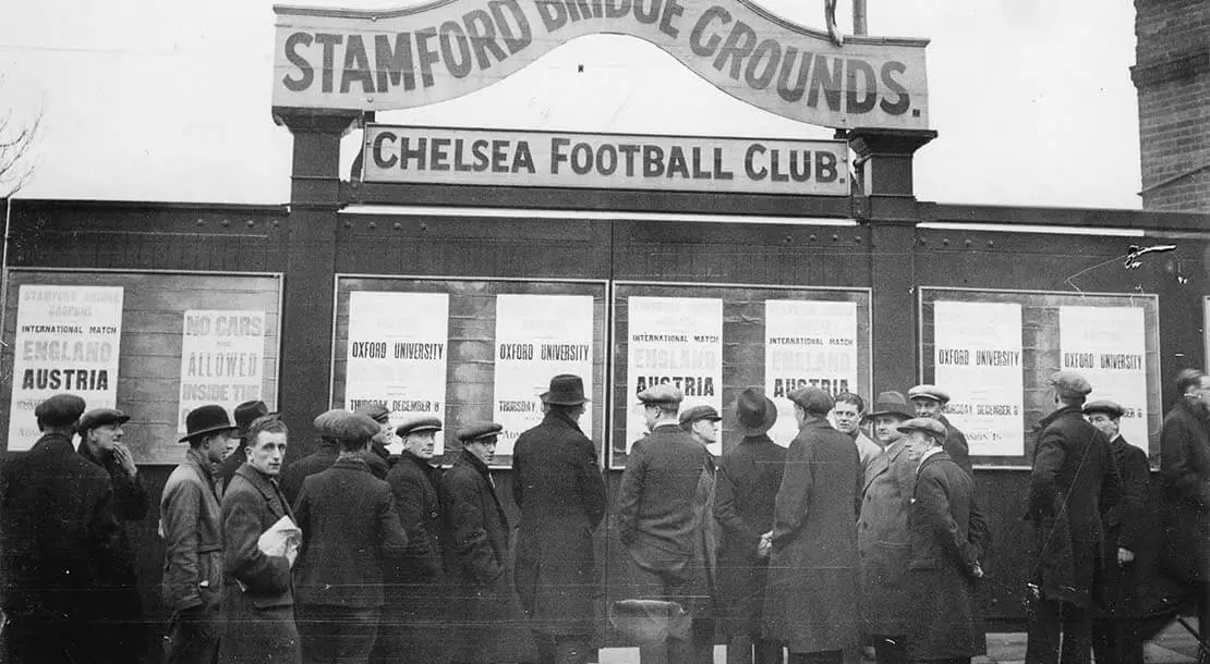 Fußballfans warten auf das Fußballmatch Österreich gegen England im Stadion an der Stamford Bridge, London. 7. Dezember 1932, Foto: Austrian Archives (S) / Imagno / picturedesk.com  