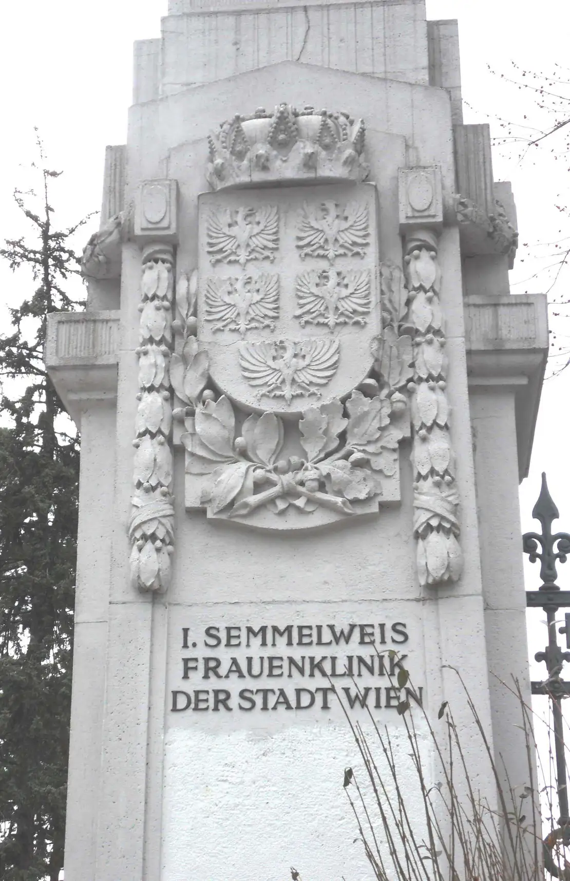 Bastiengasse 36-38, 1180 Wien: Semmelweis-Frauenklinik, Stele an der Einfahrt, Foto: Elke Wikidal, 2010  