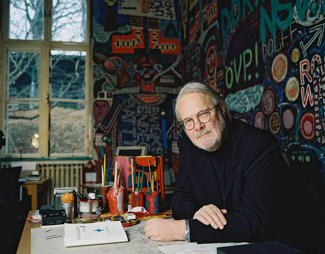 Gerhard Roth im Zimmer des Gugginger Malers August Walla, 2004. Foto: Martin Vukovits  