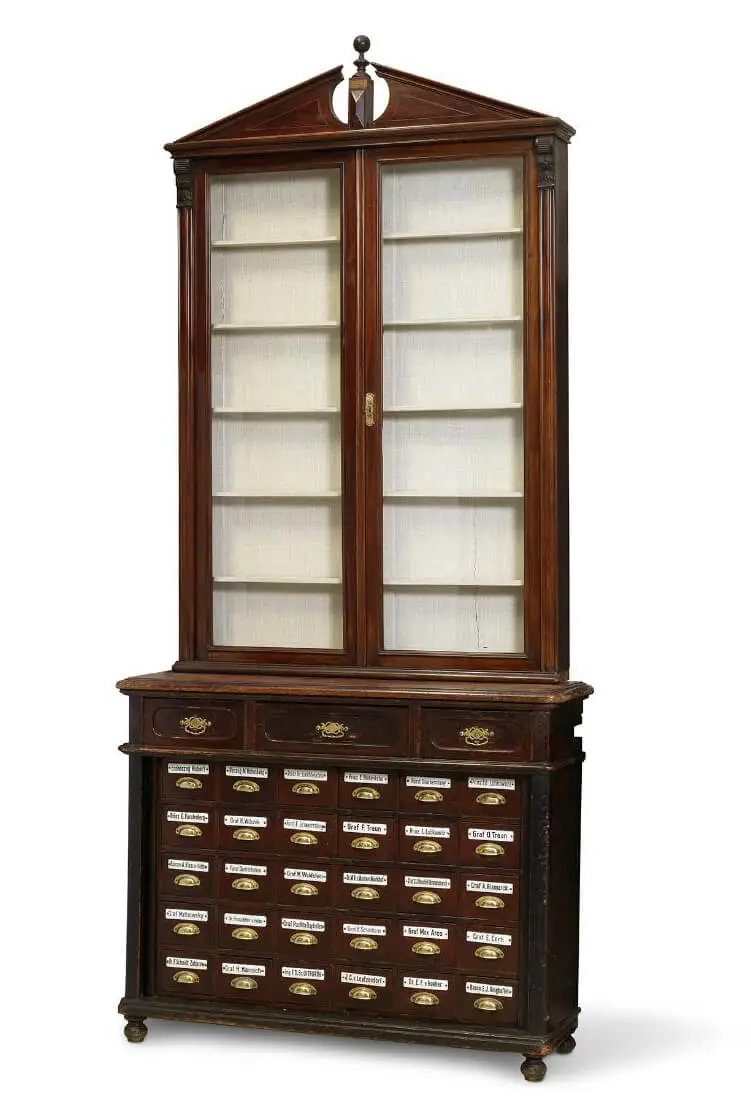 Vitrinen- und Schubladenschrank aus dem Salon Marko, um 1900, Wien Museum