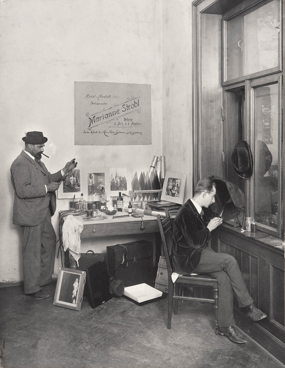 Josef Strobl und ein Assistent beim Retuschieren von Negativen im provisorischen Atelier in der Silberer-Villa am Semmering, 1898, Gemeinde Semmering