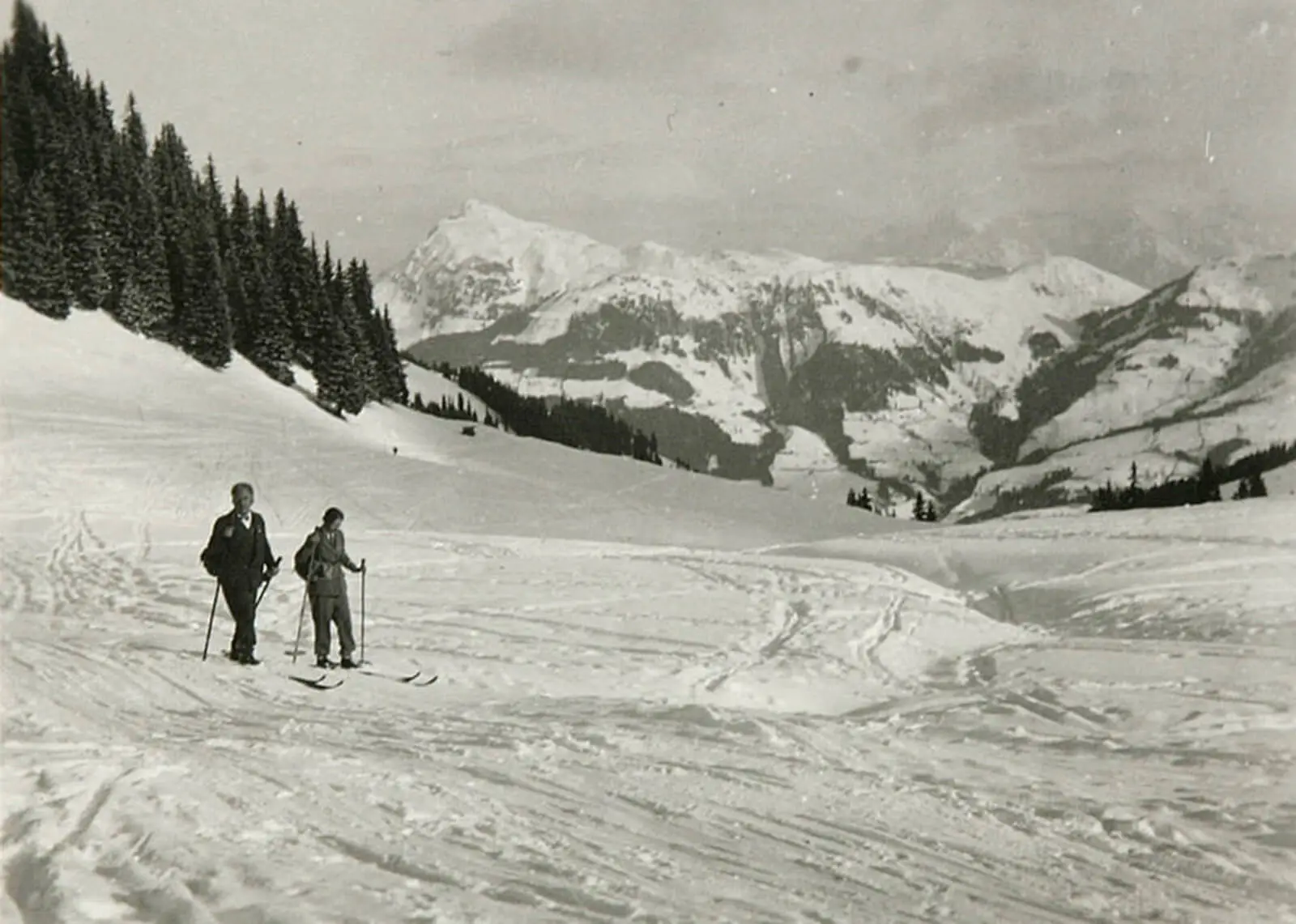 Lucie Gomperz mit ihrem Onkel Sandor auf der Ehrenbachhöhe in der Kitzbüheler Alpen, um 1930, From the collections of the Crafts Study Centre, University for the Creative Arts, RIE/19/1/8  