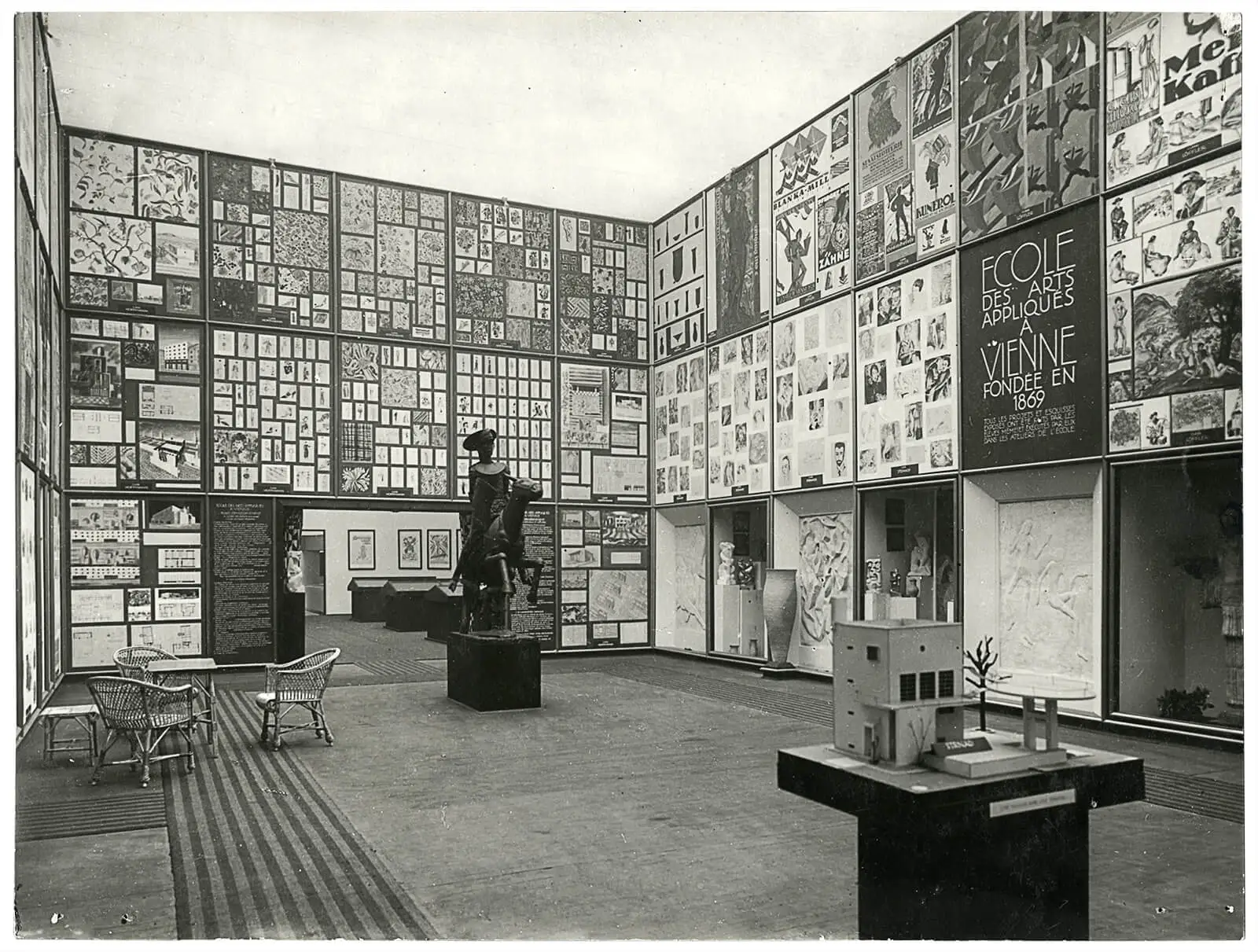 Raum der Kunstgewerbeschule, Raumgestaltung Professor Witzmann, Plakate der Klasse Professor Löffler, Foto: Bruno Reiffenstein, © MAK – Museum für angewandte Kunst  