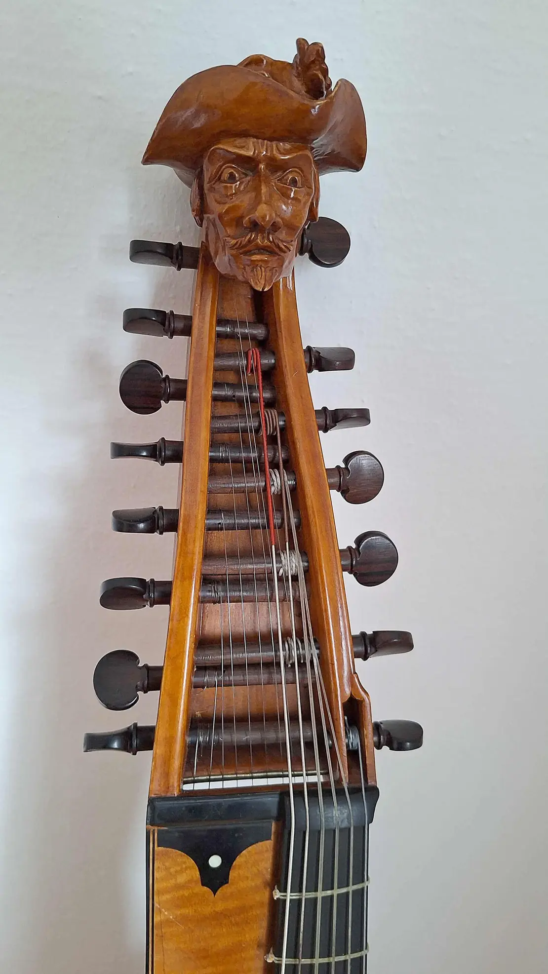 Harnoncourts Baryton mit selbst geschnitztem Kopf, Nikolaus Harnoncourt Zentrum  