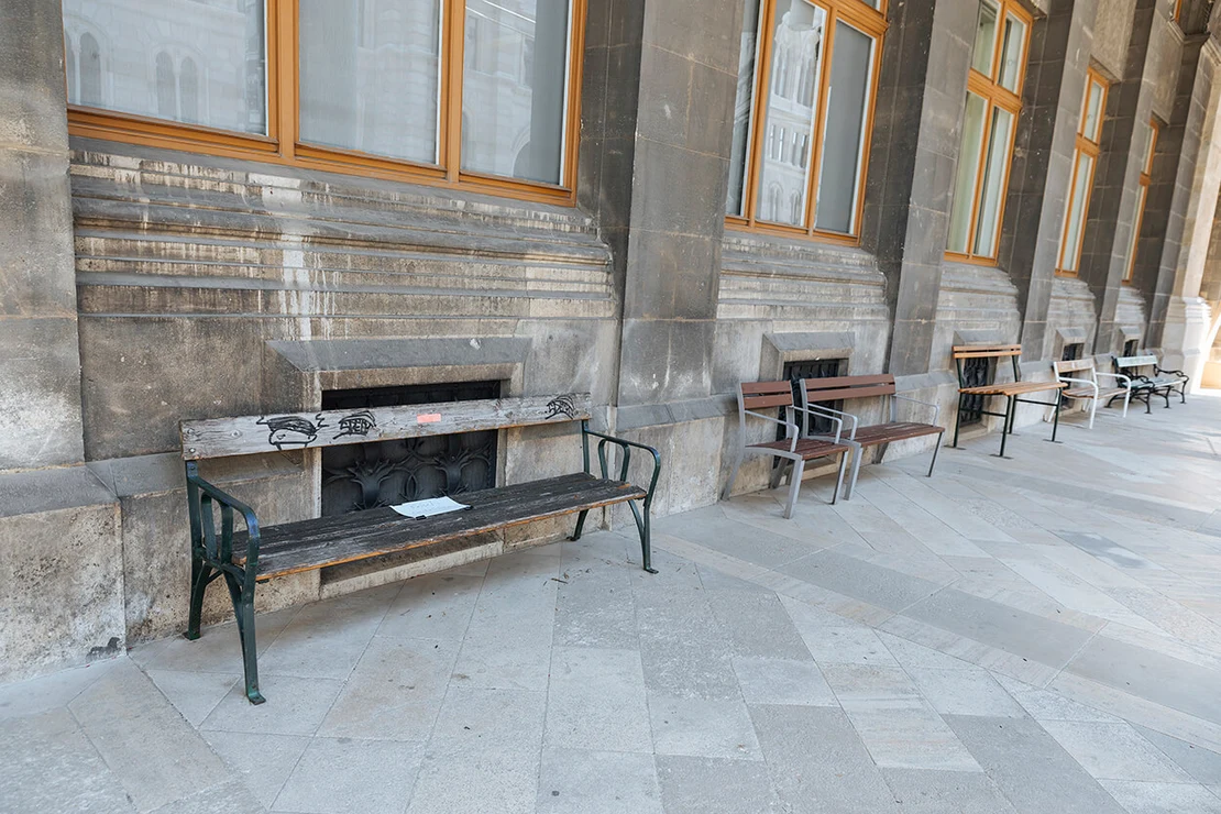 Unterschiedliche, teils historische Parkbank-Modelle vor dem Wien Museum MUSA, Marlene Fröhlich | luxundlumen.com  