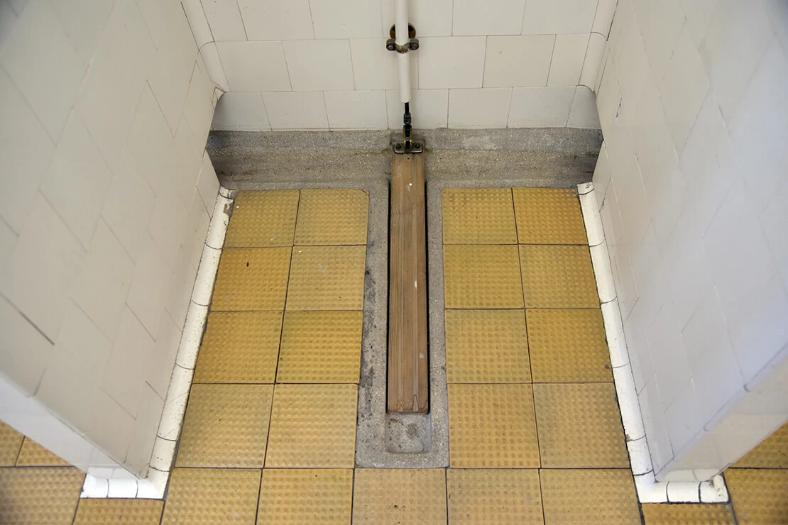 Die rutschsicheren Klinker-Bodenplatten gab es von Anfang an, die Duschwände wurden erst in den 1920er Jahren verfliest, Foto: Franka Bindernagel  