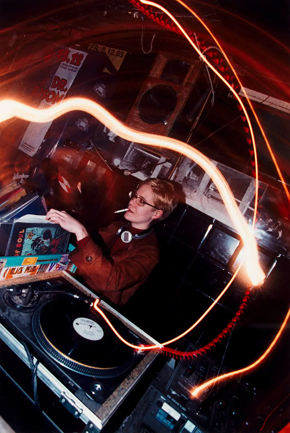 Amina Handke als DJ im Flex, 1996, Foto: Didi Sattmann/Wien Museum, Inv.-Nr. 206389