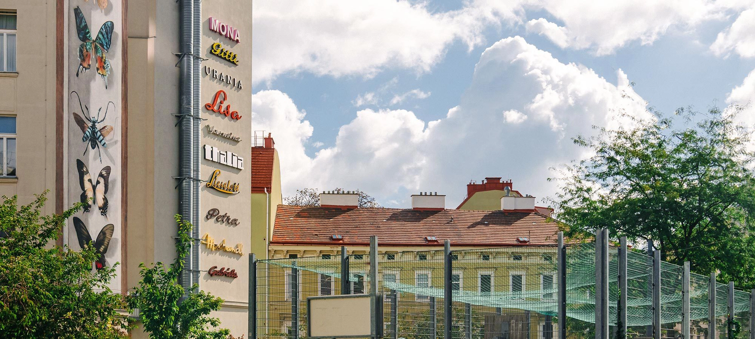 Die „Frauennamenmauer“ im 6. Bezirk mit dem zweiten Teil der Beschriftung des Café Urania, © Klaus Pichler  