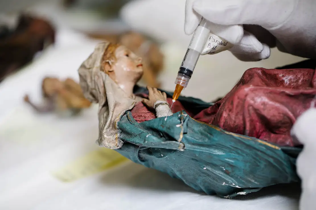 Festigung von losen Farbschollen der Maria, Foto: Ina Aydogan, Wien Museum, 2025