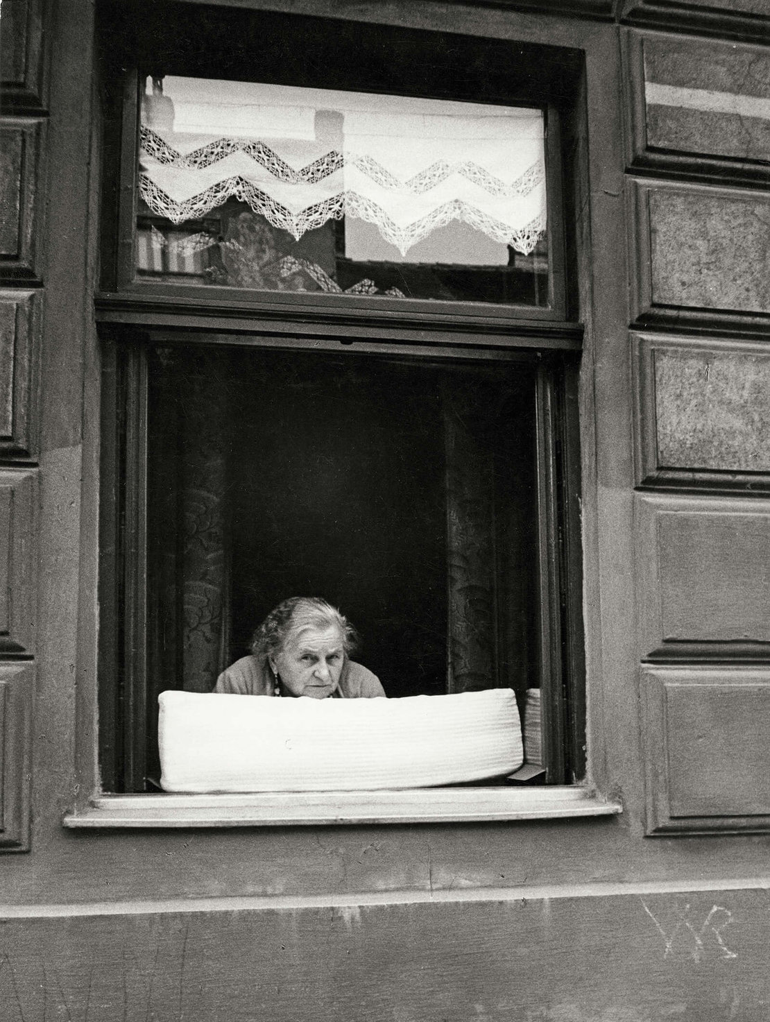 Frau am Fenster, Wien-Erdberg, 1962, Foto: Franz Hubmann/Imagno/picturedesk.com 
