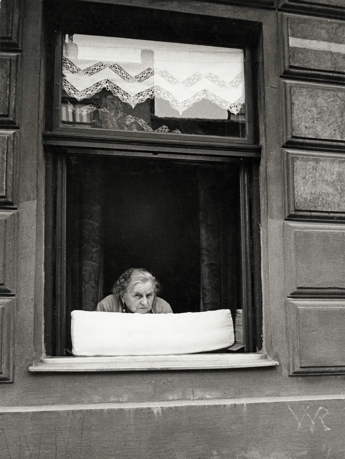 Frau am Fenster, Wien-Erdberg, 1962, Foto: Franz Hubmann/Imagno/picturedesk.com
