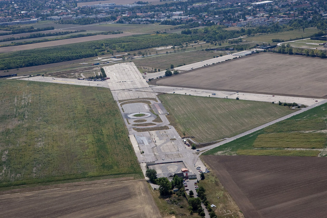 Blick auf das ehemalige Flugfeld, 2007, Foto: Robert Newald / picturedesk.com 