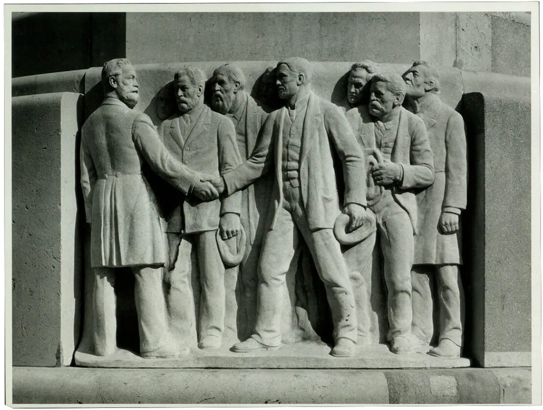 Arbeiter und Bürgermeister, Relief vom Lueger-Denkmal mit Selbstbildnis des Künstlers (dritter von rechts), Foto: Johanna Fiegl, 1965-1970, Wien Museum