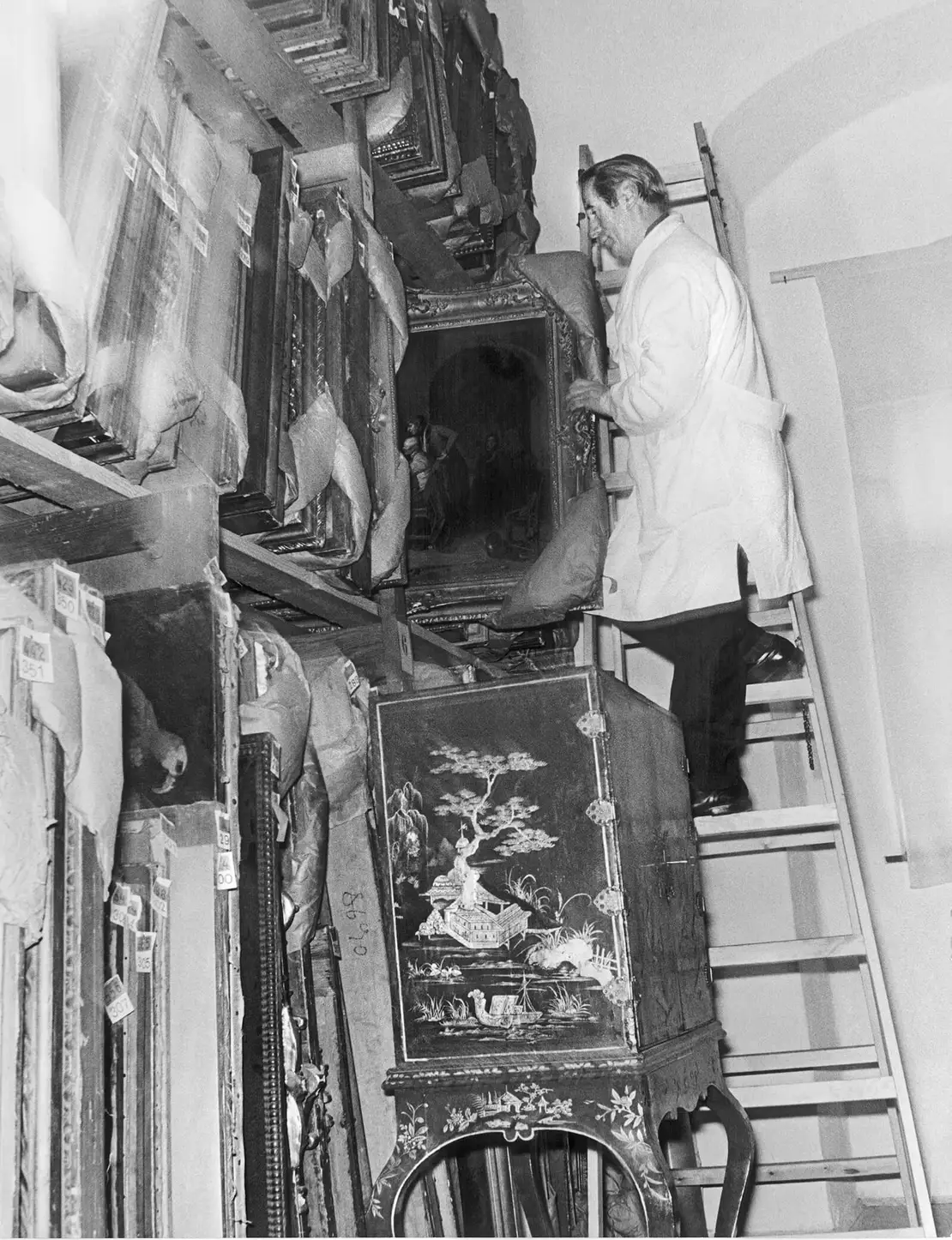 Im Depot für die Sammlung von NS-Raubkunst,Kartause Mauerbach, 1971, Foto: Votava / brandstaetter images / picturedesk.com  