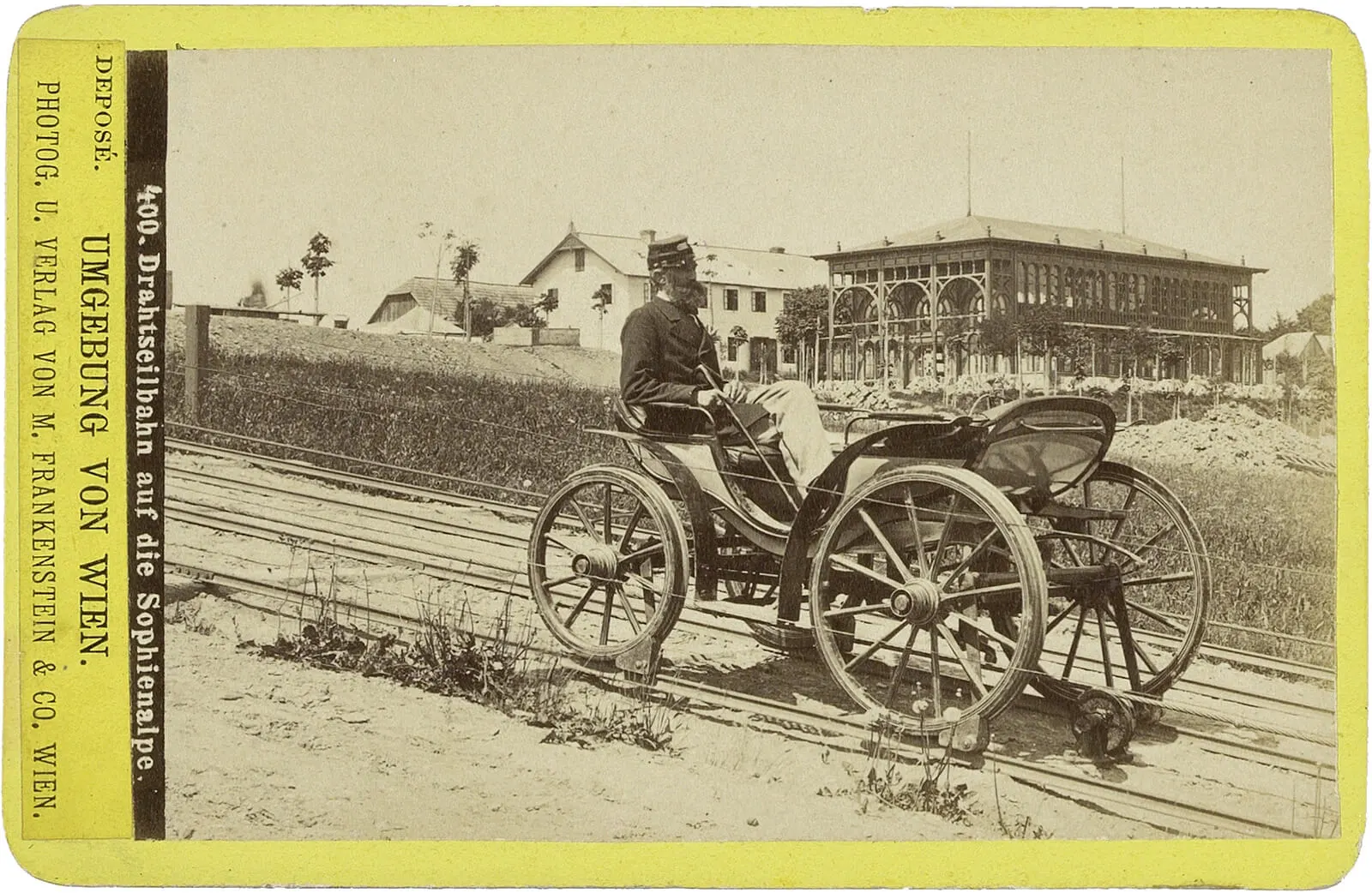 Drahtseilbahn auf die Sophienalpe, „Fiakerwagen“, Fotografie im Visitformat von Michael Frankenstein, um 1875, Wien Museum. „…dem verwöhnten und bequemen Großstädter die Erreichung dieser Genüsse immer leichter zu machen.“