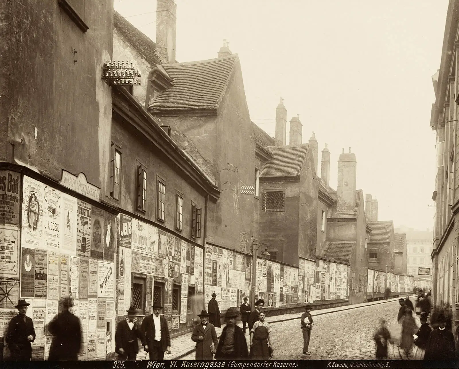 August Stauda: In der Kasernengasse (heute Otto-Bauer-Gasse), um 1902, Wien Museum  