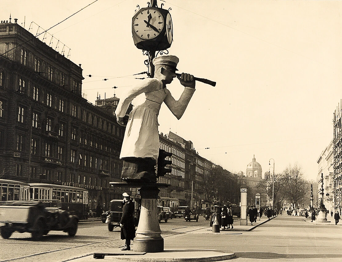 „Überwachung“ des Straßenraums: „Verkehrsschutzmann“ an der Kreuzung Opernring/Kärntner Straße im Fasching 1939, Sammlung Wien Museum  