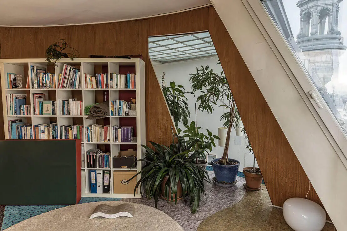 Atelierwohnung Schlichting, 1954. Die Filmarchitektin Isabella Schlichting entwarf gemeinsam mit ihrem Ehemann Werner Filmbauten für zahlreiche nationale Spitzenproduktionen der Nachkriegszeit. Foto: Stephan Doleschal  