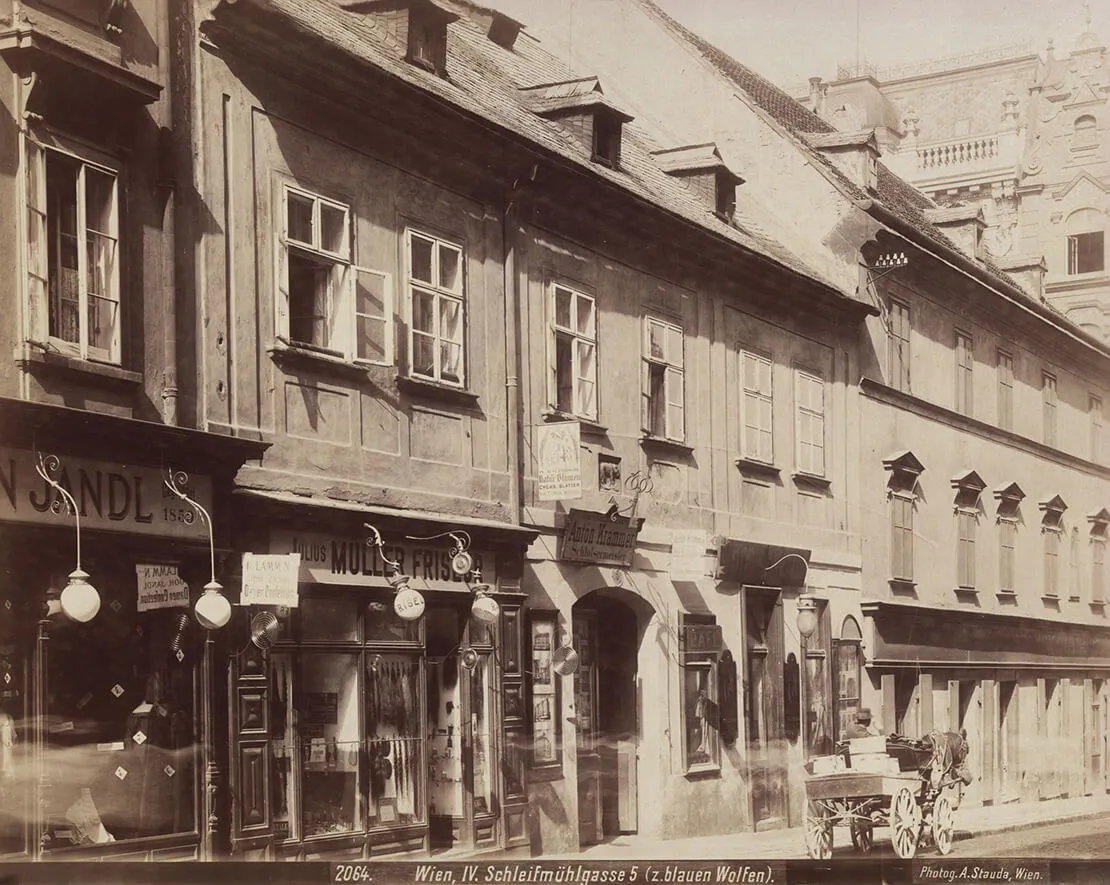 August Stauda: 4., Schleifmühlgasse 5 - „Zum blauen Wolfen“, um 1905, Wien Museum