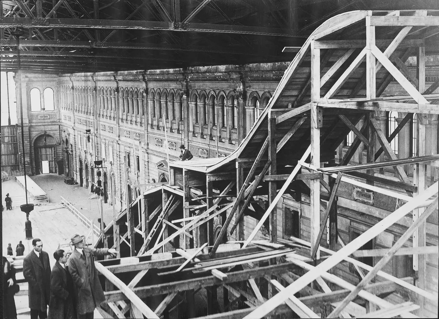 Begehung der Schanzenkonstruktion mit Initiator Dagfinn Carlsen (mit Hut). Foto; Lothar Rübelt / ÖNB-Bildarchiv / picturedesk.com  