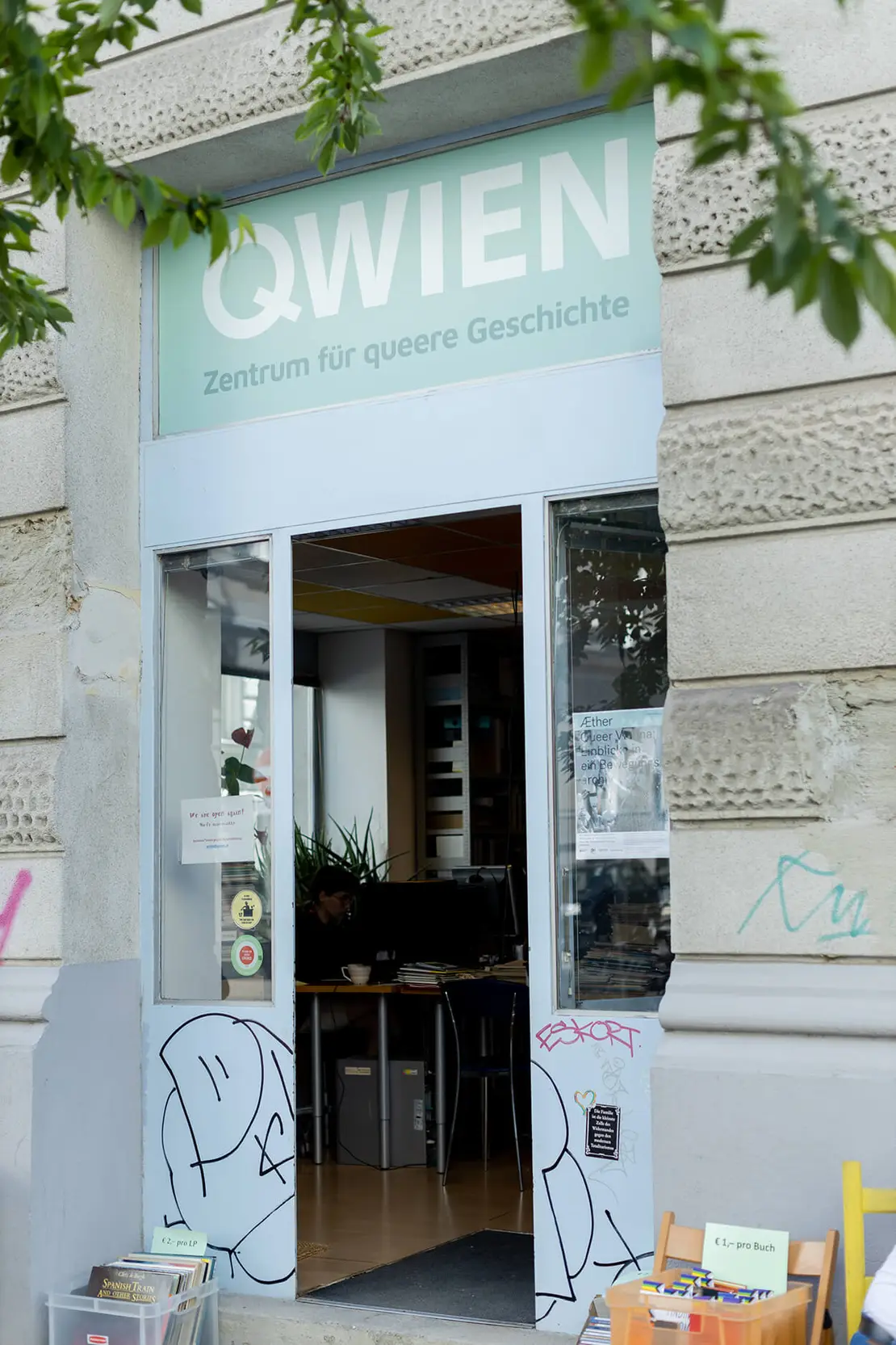 QWIEN befindet sich seit 2007 im vierten Bezirk und füllt mittlerweile mehrere Wohnungen des Hauses mit Archivmaterial. Foto: Victoria Nazarova  